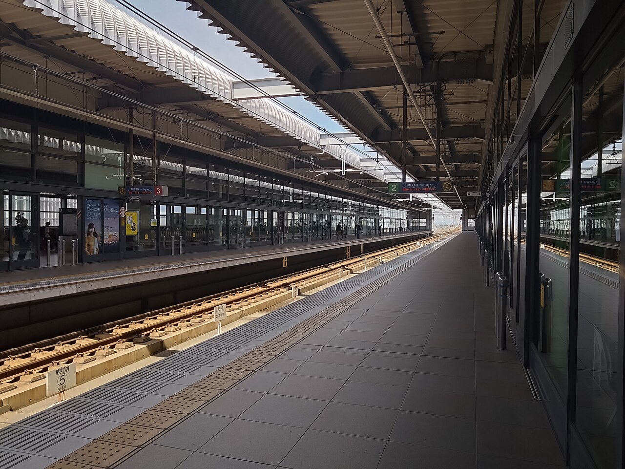 Meitetsu platforms at Central Japan International Airport Station, photographed in 2025
